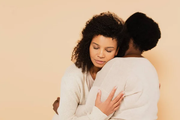 Afro Americana Adulto Filha Com Olhos Fechados Abraçando Com Meia — Fotografia de Stock