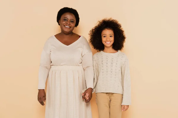 Afrikanisch Amerikanische Großmutter Und Enkelin Händchen Haltend Pastellfarbener Kleidung Auf — Stockfoto