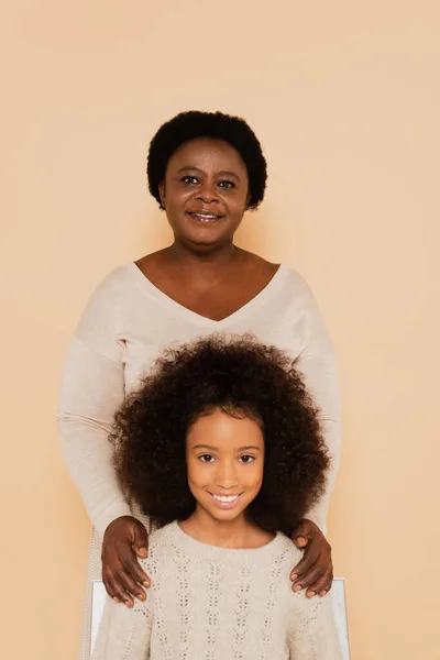 Portrait Smiling African American Granddaughter Grandmother Beige Background — Stock Photo, Image