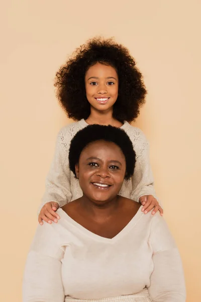 Afro Americana Alegre Neta Com Avó Isolada Bege — Fotografia de Stock