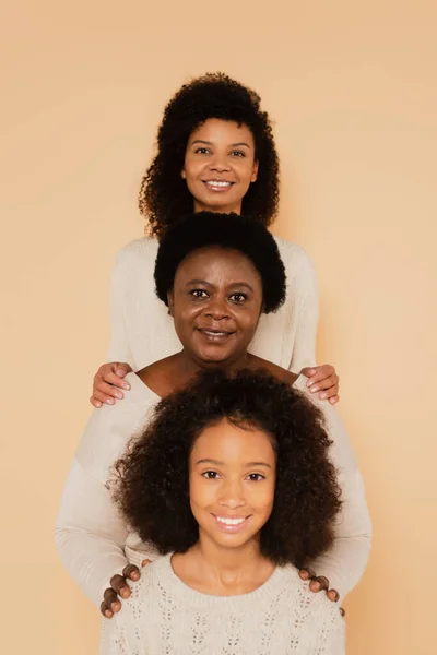 Familia Afroamericana Abuela Madre Hija Pie Juntas Aisladas Beige —  Fotos de Stock
