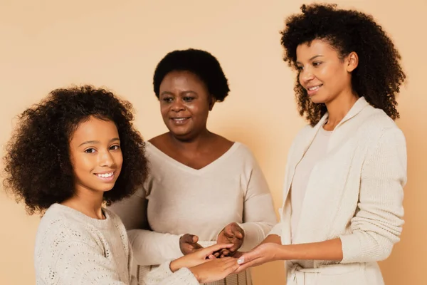 African American Grandmother Mother Daughter Holding Hands Together Looking Each — Stock Photo, Image