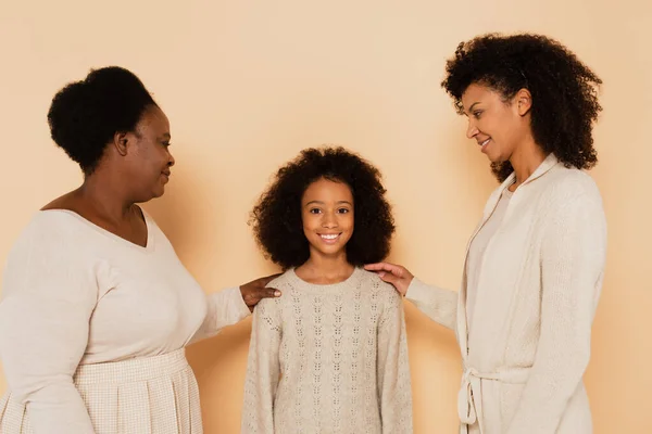 Afro Americana Mãe Avó Olhando Sorridente Neta Fundo Bege — Fotografia de Stock