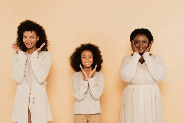 Afrikanisch Amerikanische Tochter Enkelin Und Großmutter Stehen Mit Den Händen — Stockfoto