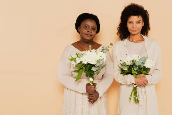 African American Middle Aged Adult Women Looking Camera Bouquets Flowers — Stock Photo, Image