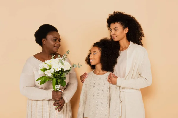 Afrikanisch Amerikanische Großmutter Mit Blumenstrauß Die Enkelin Und Tochter Auf — Stockfoto