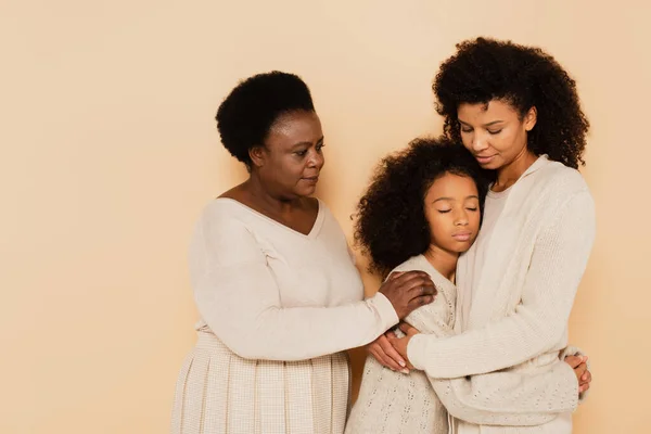 Madre Afroamericana Abuela Abrazando Apoyando Triste Nieta Sobre Fondo Beige —  Fotos de Stock