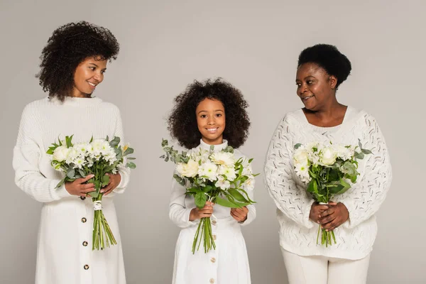 Sorridente Afro Americano Mãe Avó Olhando Para Neta Segurando Buquês — Fotografia de Stock