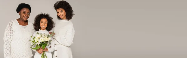 Sonriente Madre Afroamericana Abuela Abrazando Nieta Con Ramo Flores Aisladas — Foto de Stock