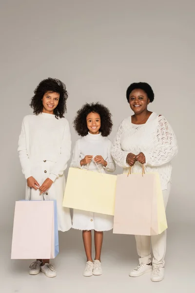Tiro Longitud Completa Abuela Afroamericana Sonriente Madre Hija Con Bolsas — Foto de Stock