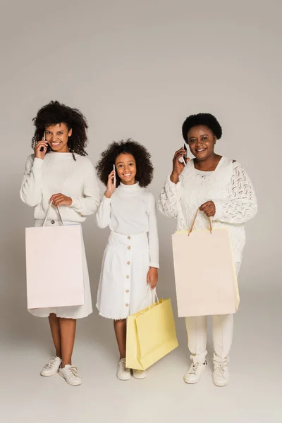 Tiro Longitud Completa Madre Afroamericana Hija Abuela Sosteniendo Bolsas Compras —  Fotos de Stock