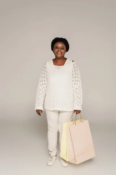 Sonriente Mujer Afroamericana Mediana Edad Ropa Blanca Pie Con Bolsas —  Fotos de Stock