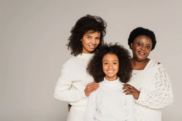 Felice Famiglia Afroamericana Nonna Figlia Nipote Piedi Insieme Isolati Grigio — Foto Stock