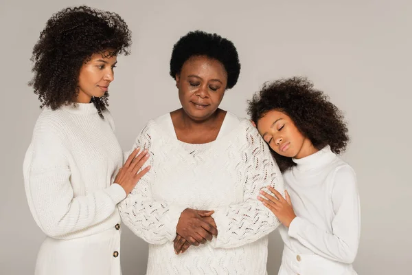 Triste Africana Americana Hija Madre Abuelita Pie Aislado Gris — Foto de Stock