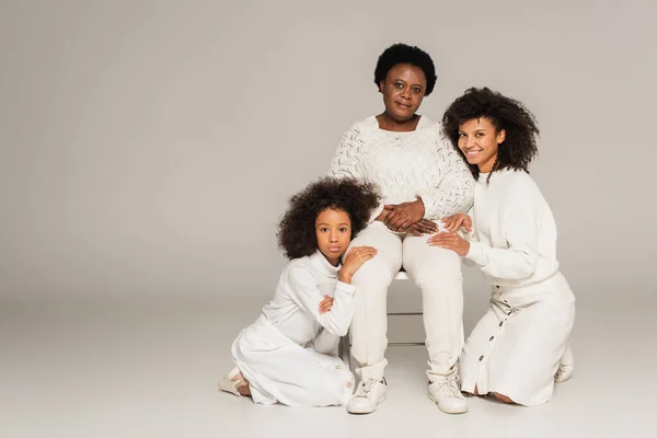 Africano Americano Hija Madre Sentado Rodillas Cerca Abuela Gris Fondo — Foto de Stock