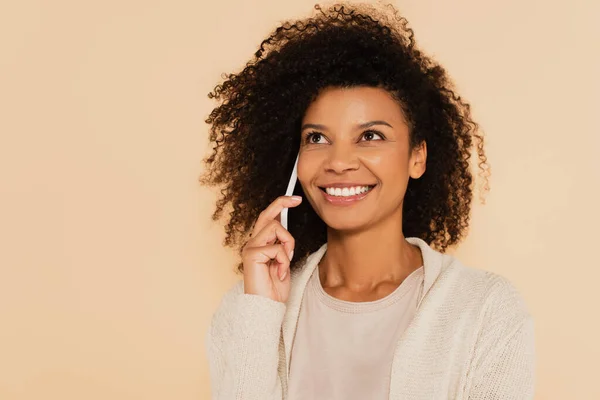 Mujer Afroamericana Feliz Hablando Por Teléfono Celular Mirando Hacia Arriba —  Fotos de Stock