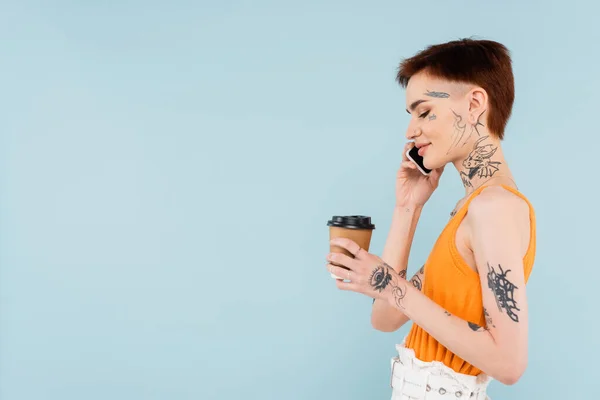 Vista Lateral Mujer Sonriente Tatuada Hablando Teléfono Inteligente Mientras Sostiene — Foto de Stock