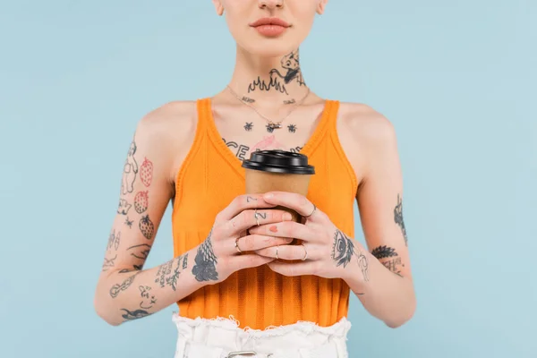 Vista Cortada Mulher Tatuada Segurando Copo Papel Isolado Azul — Fotografia de Stock