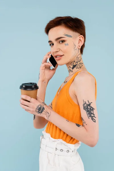 Alegre Tatuado Mulher Falando Smartphone Enquanto Segurando Café Para Isolado — Fotografia de Stock