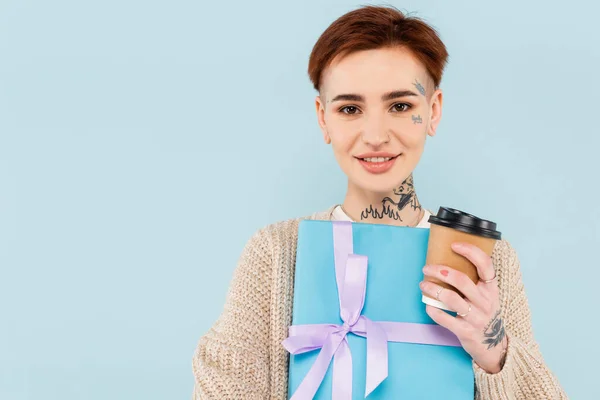 Sonriente Mujer Tatuada Sosteniendo Envuelto Caja Regalo Taza Papel Aislado — Foto de Stock