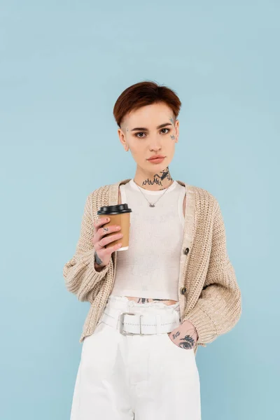 Young Tattooed Woman Holding Paper Cup While Standing Hand Pocket — Stock Photo, Image