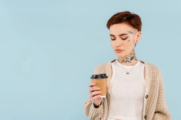 Jovem Tatuado Mulher Segurando Copo Papel Isolado Azul — Fotografia de Stock