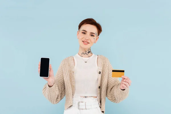 Mulher Alegre Segurando Cartão Crédito Smartphone Com Tela Branco Isolado — Fotografia de Stock