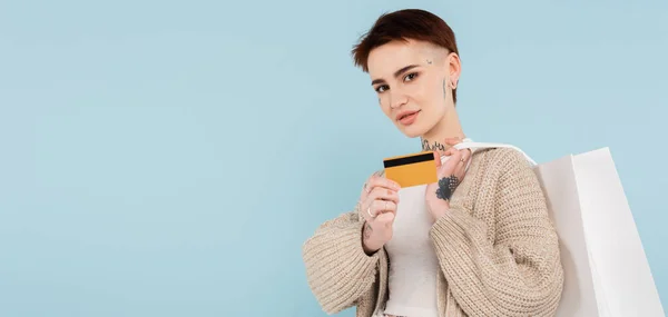 Ung Tatuerad Kvinna Med Kreditkort Och Shoppingväskor Isolerade Blå Banner — Stockfoto