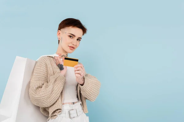 Wanita Muda Dengan Tato Memegang Kartu Kredit Dan Tas Belanja — Stok Foto