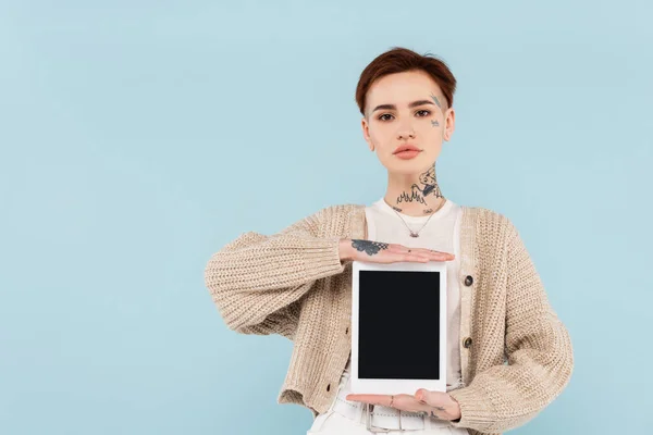 Junge Frau Mit Tätowierungen Hält Digitales Tablet Mit Leerem Bildschirm — Stockfoto