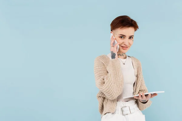 Ευτυχισμένη Νεαρή Γυναίκα Τατουάζ Κρατώντας Ψηφιακή Ταμπλέτα Και Μιλώντας Στο — Φωτογραφία Αρχείου
