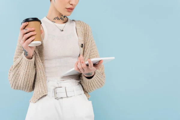 Przycięty Widok Młodej Kobiety Tatuażami Trzymającej Cyfrową Tabletkę Papierowy Kubek — Zdjęcie stockowe