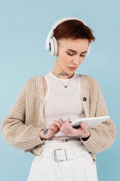 Mujer Joven Con Tatuajes Usando Tableta Digital Escuchando Música Auriculares — Foto de Stock