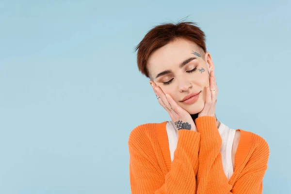 Feliz Jovem Tatuado Mulher Com Olhos Fechados Posando Isolado Azul — Fotografia de Stock