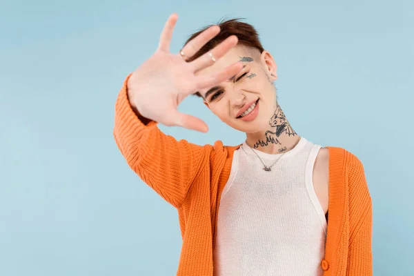 Ευτυχισμένη Νεαρή Γυναίκα Τατουάζ Πορτοκαλί Ζακέτα Που Δείχνει Χειρονομία Stop — Φωτογραφία Αρχείου