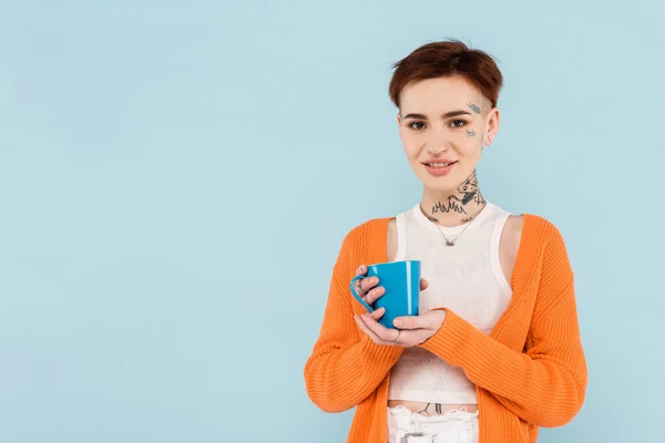 Glücklich Tätowierte Frau Orangefarbener Strickjacke Mit Einer Tasse Kaffee Auf — Stockfoto