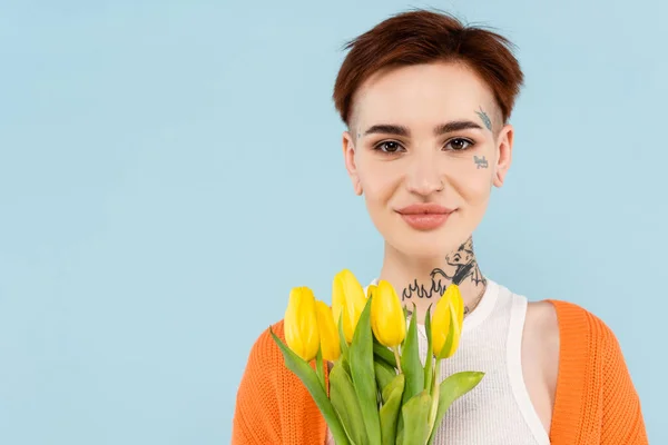 Femme Tatouée Gaie Dans Cardigan Orange Tenant Des Tulipes Jaunes — Photo