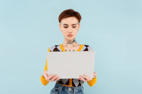 Jeune Tatoué Pigiste Aide Ordinateur Portable Isolé Sur Bleu — Photo