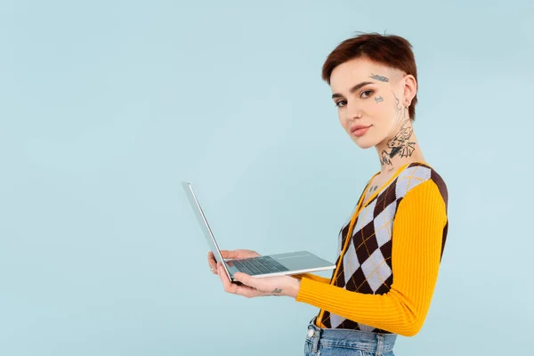 Jong Getatoeëerd Freelancer Houden Laptop Geïsoleerd Blauw — Stockfoto
