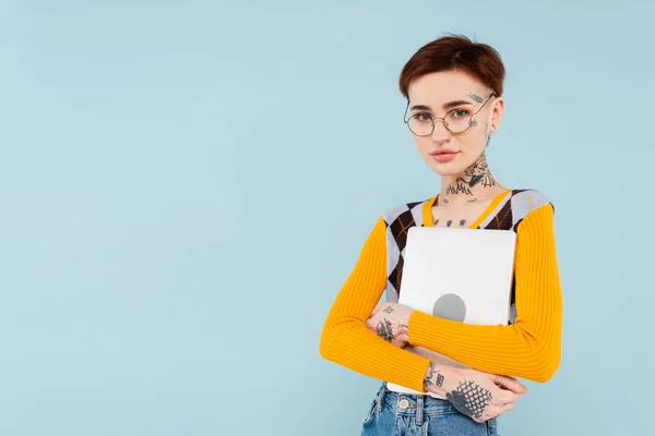 Genç Dövmeli Gözlüklü Dizüstü Bilgisayarlı Serbest Çalışan — Stok fotoğraf