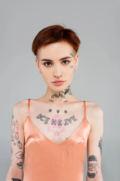 Mladá Tetovaná Žena Hedvábí Top Při Pohledu Kameru Izolované Šedé — Stock fotografie