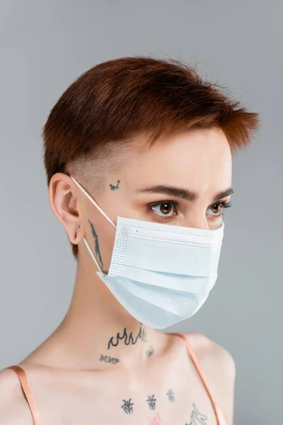 Joven Mujer Tatuada Máscara Médica Aislada Gris — Foto de Stock