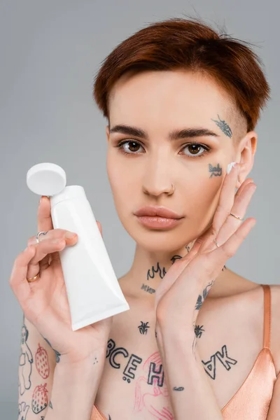 Fiatal Tetoválásokkal Vörös Haj Gazdaság Fehér Cső Alkalmazása Krém Arc — Stock Fotó