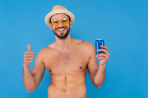 Smiling Man Sunglasses Straw Hat Showing Holding Canned Drink Isolated — Stock Photo, Image