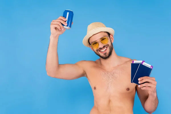 Glimlachende Shirtloze Man Zonnehoed Met Paspoorten Blikken Drank Geïsoleerd Blauw — Stockfoto