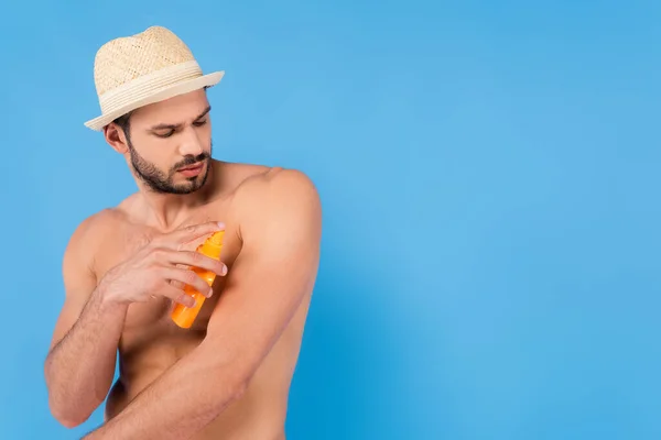 Homem Muscular Chapéu Sol Aplicando Protetor Solar Isolado Azul — Fotografia de Stock