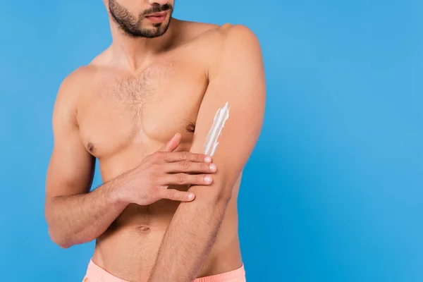 Vista Cortada Homem Sem Camisa Aplicando Protetor Solar Isolado Azul — Fotografia de Stock