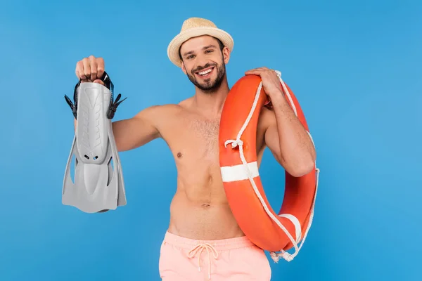 Sorrindo Sem Camisa Homem Segurando Nadadeiras Bóia Vida Isolado Azul — Fotografia de Stock