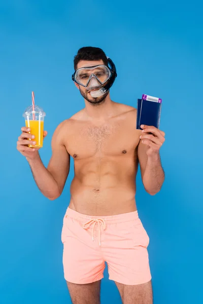 Homem Sem Camisa Óculos Natação Segurando Passaportes Suco Laranja Isolado — Fotografia de Stock