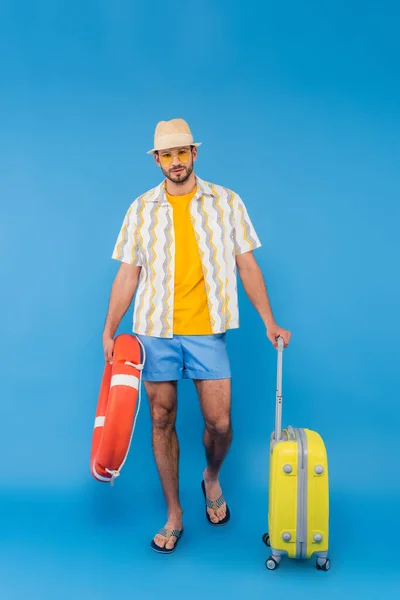 Hombre Con Gafas Sol Con Boya Salvavidas Maleta Sobre Fondo — Foto de Stock